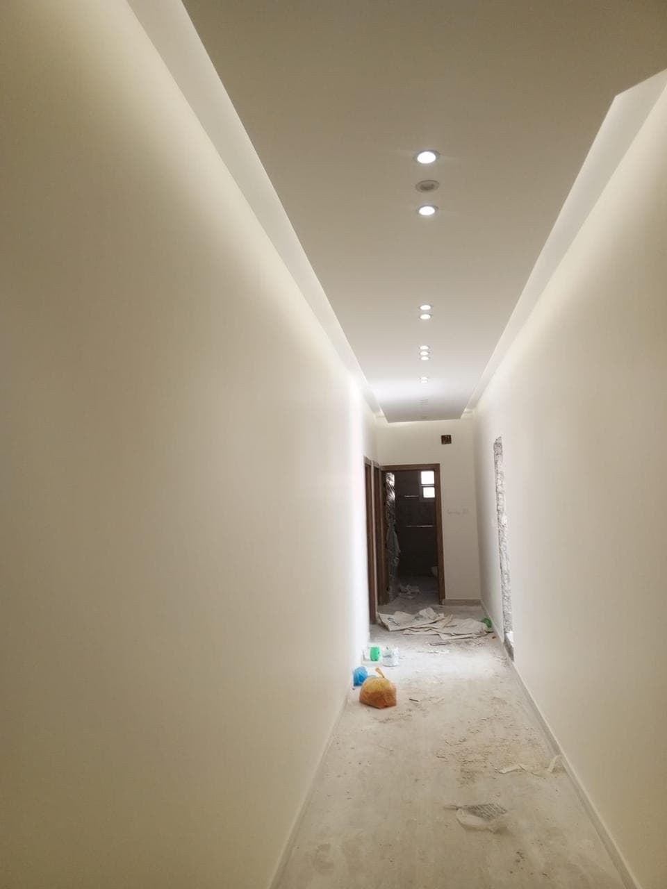 متخصصون في تطبيق دهانات جوتن (Jotun) الأصلية بألوانها الأكثر طلباً مثل (فانيلا لاتيه، بريز، لايمستون). نضمن لك ملمساً ناعماً وتغطية مثالية للجدران، مع معالجة كاملة للعيوب قبل الصبغ لضمان نتيجة نهائية مبهرة تعكس ذوقك الرفيع.