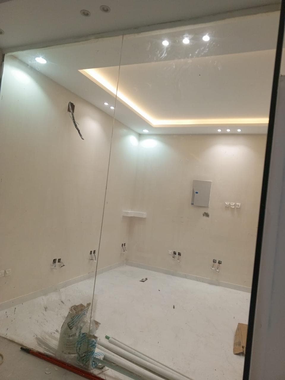 متخصصون في تطبيق دهانات جوتن (Jotun) الأصلية بألوانها الأكثر طلباً مثل (فانيلا لاتيه، بريز، لايمستون). نضمن لك ملمساً ناعماً وتغطية مثالية للجدران، مع معالجة كاملة للعيوب قبل الصبغ لضمان نتيجة نهائية مبهرة تعكس ذوقك الرفيع.