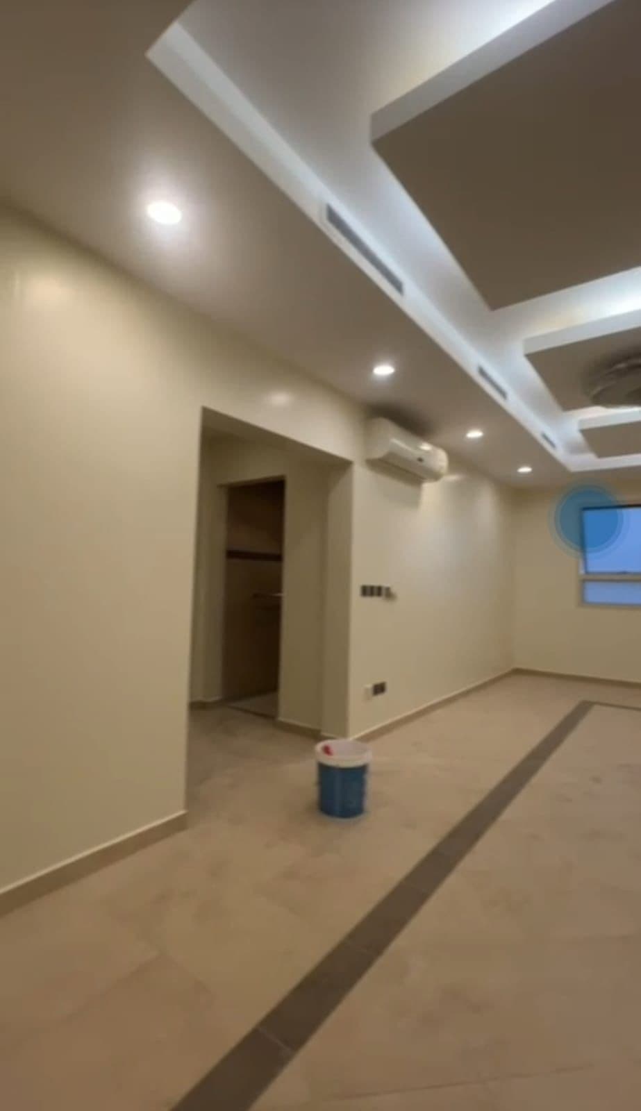 تصميم وتركيب أسقف الجبس بورد متعددة المستويات للغرف الواسعة والمجالس. نستخدم أجود أنواع الجبس المقاوم للرطوبة، مع مراعاة توزيع الإضاءة المركزية والجانبية لإضافة فخامة استثنائية على المكان بلمسات تشطيب احترافية.