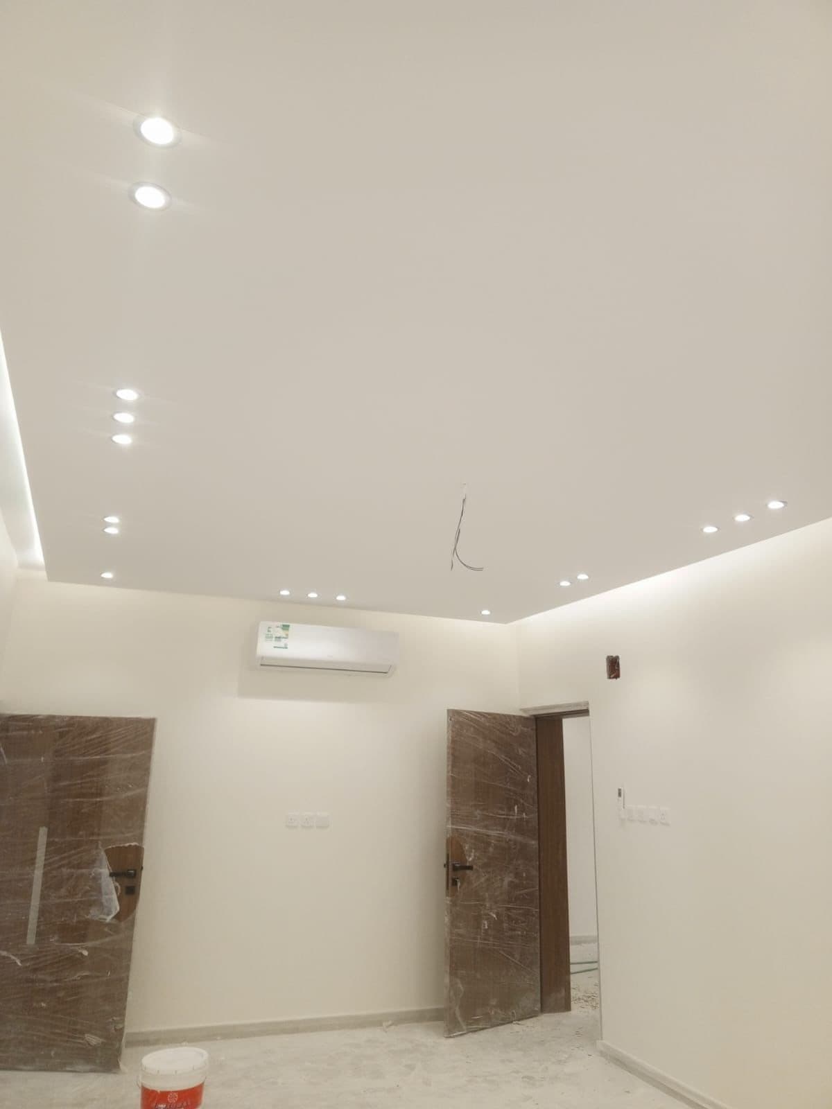 تنفيذ أرقى تصاميم الجبس بورد المودرن مع نظام الإضاءة المخفية (Indirect Lighting). نركز على الدقة في استواء السطح ونظافة الزوايا لتعطي مظهراً واسعاً ومريحاً للصالات والممرات، مع دمج فتحات التكييف والسبوت لايت بشكل هندسي أنيق.