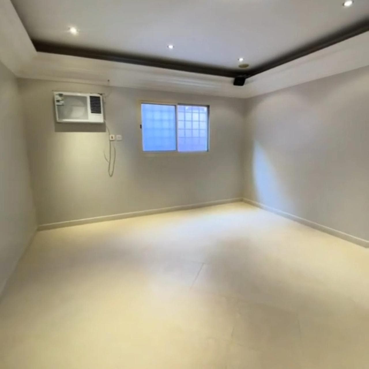 تصميم وتركيب أسقف الجبس بورد متعددة المستويات للغرف الواسعة والمجالس. نستخدم أجود أنواع الجبس المقاوم للرطوبة، مع مراعاة توزيع الإضاءة المركزية والجانبية لإضافة فخامة استثنائية على المكان بلمسات تشطيب احترافية.