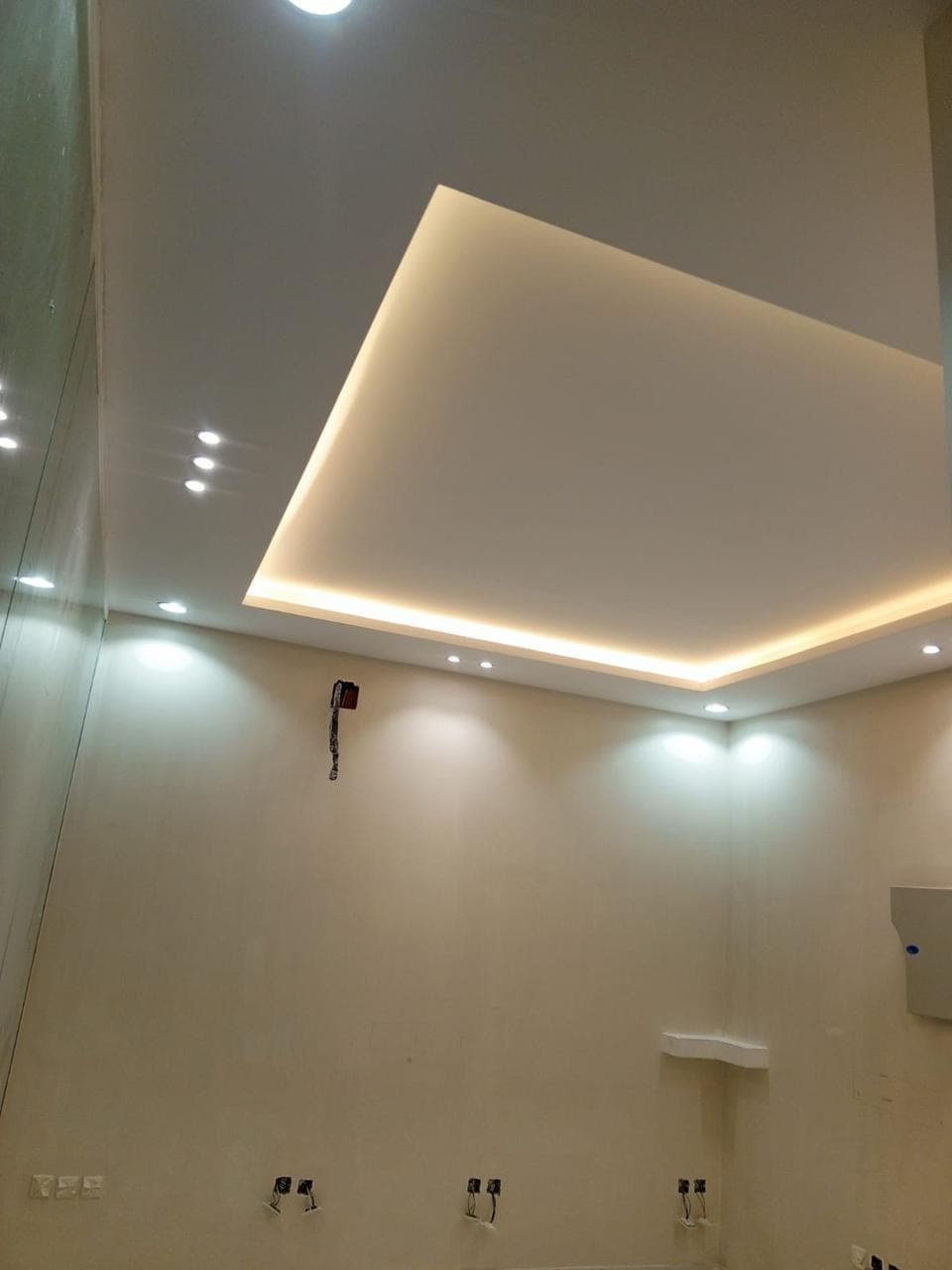 تنفيذ أرقى تصاميم الجبس بورد المودرن مع نظام الإضاءة المخفية (Indirect Lighting). نركز على الدقة في استواء السطح ونظافة الزوايا لتعطي مظهراً واسعاً ومريحاً للصالات والممرات، مع دمج فتحات التكييف والسبوت لايت بشكل هندسي أنيق.