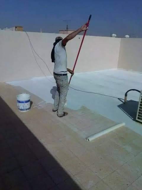 تنفيذ طبقات العزل المائي لأسطح الشينكو في مستودعات الدمام. نقوم بمعالجة الفواصل والبراغي بمواد مطاطية تمنع تسرب مياه الأمطار وتحمي الهيكل الحديدي من الصدأ والتآكل.