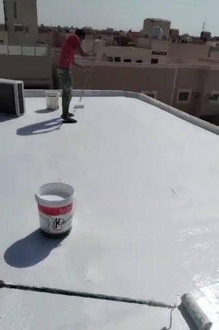 لقطة توضح دقة التنفيذ أثناء فرد مادة العزل المائي على الأسطح الخرسانية. نلتزم بمعايير الجودة لضمان تغطية كاملة لجميع الزوايا والفتحات لضمان عدم وجود أي ثغرات مستقبلية.