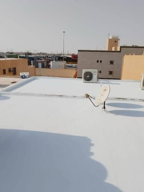 تجهيز أسطح المباني السكنية في المنطقة الشرقية لموسم الأمطار. عزل مائي متكامل ينهي مشاكل الرطوبة وتسرب المياه من الأسقف، مما يحافظ على سلامة الدهانات والديكورات الداخلية.