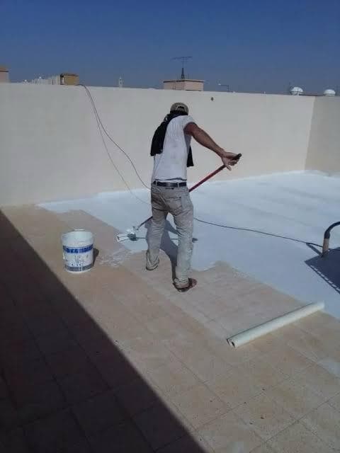 لقطة توضح دقة التنفيذ أثناء فرد مادة العزل المائي على الأسطح الخرسانية. نلتزم بمعايير الجودة لضمان تغطية كاملة لجميع الزوايا والفتحات لضمان عدم وجود أي ثغرات مستقبلية.