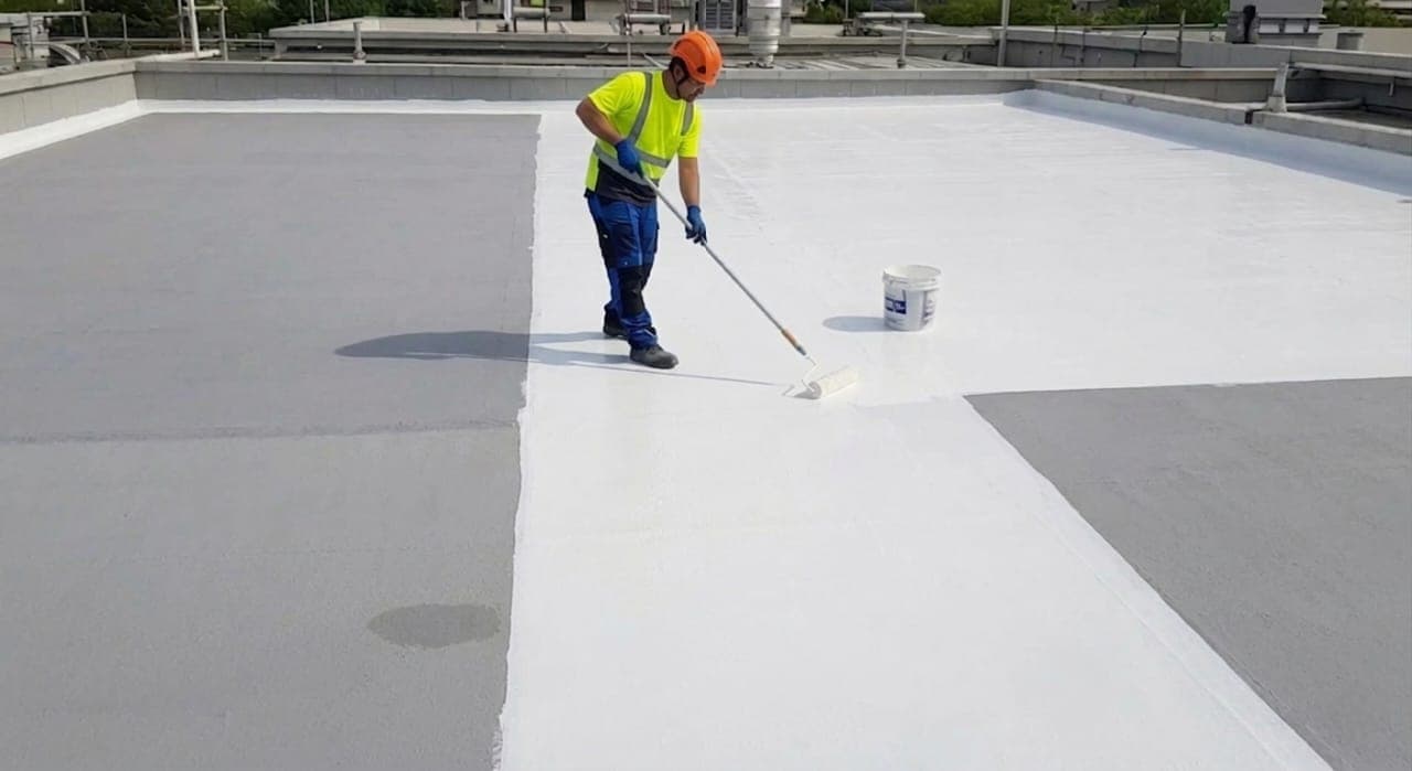 تجهيز أسطح المباني السكنية في المنطقة الشرقية لموسم الأمطار. عزل مائي متكامل ينهي مشاكل الرطوبة وتسرب المياه من الأسقف، مما يحافظ على سلامة الدهانات والديكورات الداخلية.