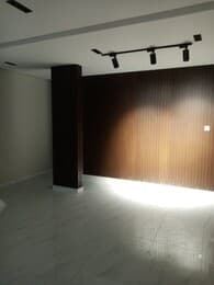 بديل الخشب، ديكورات شاشات، دهانات مودرن، تجديد شقق بالدمام.  Arabic Description: > تركيب ديكورات بديل الخشب (WPC) ودهانات الجدران المودرن لتجديد الصالات وغرف النوم. نوفر حلولاً مبتكرة لتنسيق الإضاءة مع الخلفيات الخشبية لتعطي مظهراً أنيقاً وعصرياً للمنازل والمكاتب في المنطقة الشرقية.