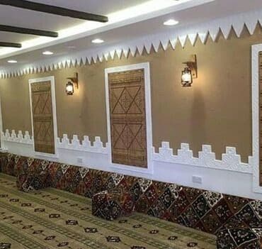 تنفيذ ديكورات ودهانات المجالس التراثية بلمسة عصرية في الدمام. محاكة أشكال الطين والزخارف التراثية القديمة (السدو) بدقة عالية، مع دمج الإضاءة الحديثة لخلق أجواء تجمع بين أصالة الماضي وفخامة الحاضر، مثالية للملاحق والمجالس الخارجية.