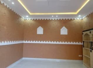 تنفيذ ديكورات ودهانات المجالس التراثية بلمسة عصرية في الدمام. محاكة أشكال الطين والزخارف التراثية القديمة (السدو) بدقة عالية، مع دمج الإضاءة الحديثة لخلق أجواء تجمع بين أصالة الماضي وفخامة الحاضر، مثالية للملاحق والمجالس الخارجية.