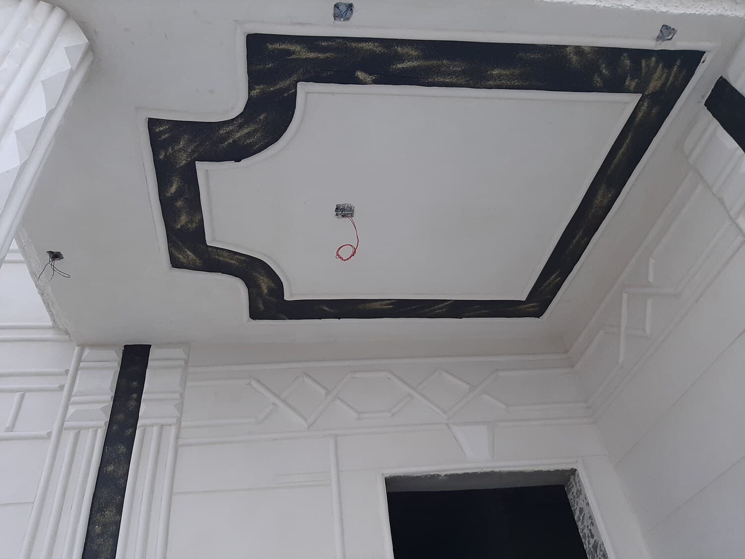 تركيب فوم الدمام، براويز جدران، نعلات فوم، ديكورات داخلية الخبر. Arabic Description: > متخصصون في تركيب براويز الفوم (Wainscoting) للجدران بتصاميم كلاسيكية ومودرن في الشرقية. نعدك بدقة التنفيذ في الزوايا واللحامات مع دهانات داخلية فاخرة تحول المجالس والممرات إلى لوحات فنية راقية تتناسب مع أحدث صيحات الديكور.