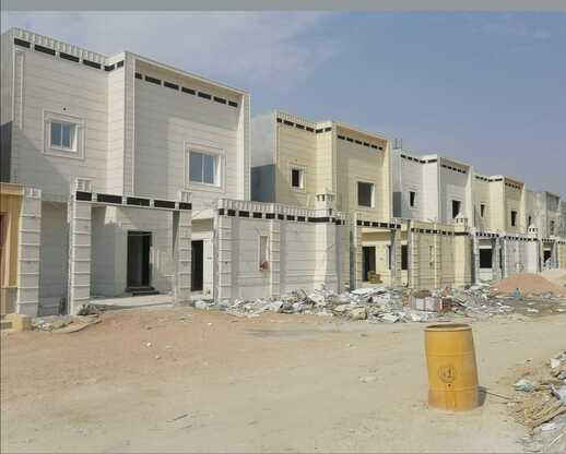 تنفيذ دهانات الواجهات الخارجية للفلل والقصور في الدمام والخبر باستخدام أفضل المواد المقاومة للعوامل الجوية والرطوبة. تشطيبات احترافية تشمل دهانات البروفايل، الرشات الأمريكية، واللمسات الديكوريه الحديثة التي تمنح منزلك فخامة تدوم طويلاً.