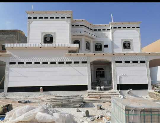 تنفيذ دهانات الواجهات الخارجية للفلل والقصور في الدمام والخبر باستخدام أفضل المواد المقاومة للعوامل الجوية والرطوبة. تشطيبات احترافية تشمل دهانات البروفايل، الرشات الأمريكية، واللمسات الديكوريه الحديثة التي تمنح منزلك فخامة تدوم طويلاً.