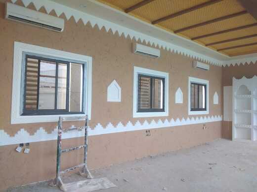 تنفيذ ديكورات ودهانات المجالس التراثية بلمسة عصرية في الدمام. محاكة أشكال الطين والزخارف التراثية القديمة (السدو) بدقة عالية، مع دمج الإضاءة الحديثة لخلق أجواء تجمع بين أصالة الماضي وفخامة الحاضر، مثالية للملاحق والمجالس الخارجية.