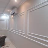 تركيب فوم الدمام، براويز جدران، نعلات فوم، ديكورات داخلية الخبر. Arabic Description: > متخصصون في تركيب براويز الفوم (Wainscoting) للجدران بتصاميم كلاسيكية ومودرن في الشرقية. نعدك بدقة التنفيذ في الزوايا واللحامات مع دهانات داخلية فاخرة تحول المجالس والممرات إلى لوحات فنية راقية تتناسب مع أحدث صيحات الديكور.