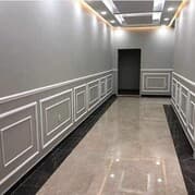 تركيب فوم الدمام، براويز جدران، نعلات فوم، ديكورات داخلية الخبر. Arabic Description: > متخصصون في تركيب براويز الفوم (Wainscoting) للجدران بتصاميم كلاسيكية ومودرن في الشرقية. نعدك بدقة التنفيذ في الزوايا واللحامات مع دهانات داخلية فاخرة تحول المجالس والممرات إلى لوحات فنية راقية تتناسب مع أحدث صيحات الديكور.