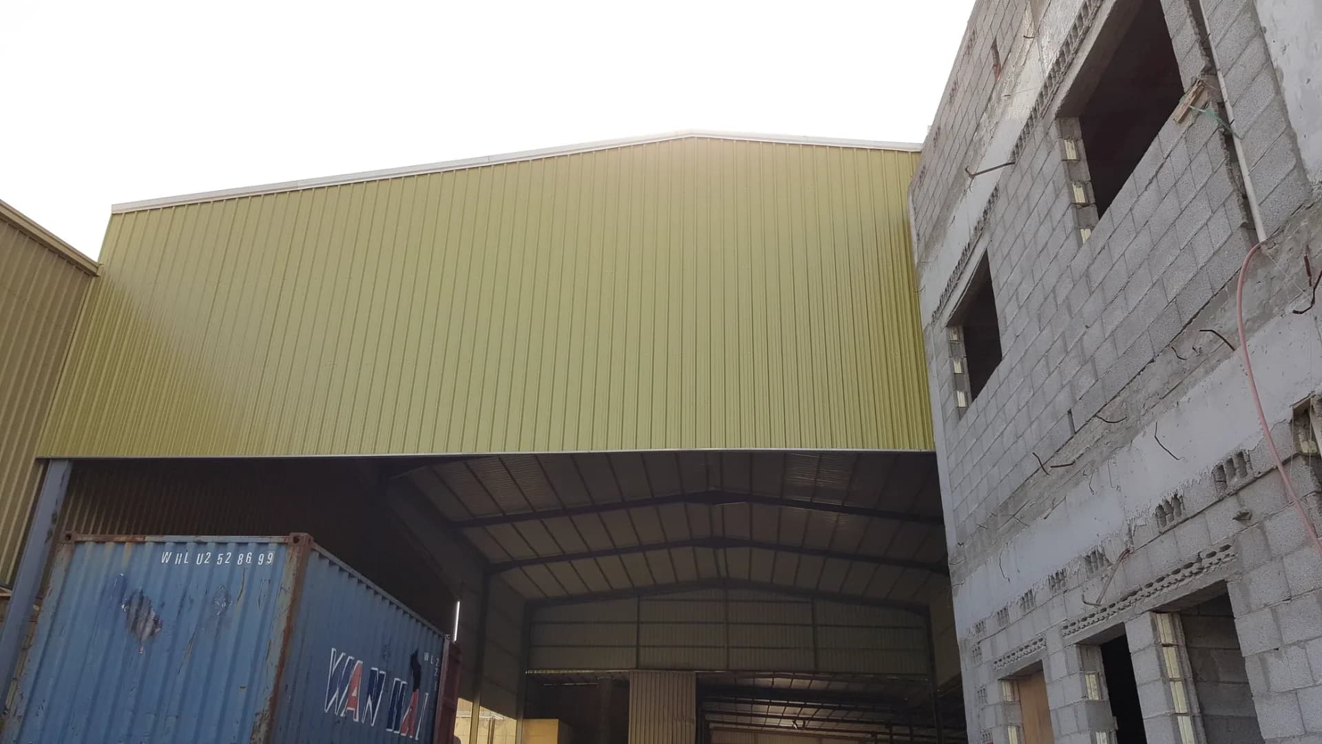 خدمات تركيب أسقف الهناجر باستخدام ألواح الساندوتش بانل المعزولة والشينكو. نوفر حلول عزل حراري ومائي متكاملة للمصانع والمستودعات بالخبر والدمام، مما يساعد في الحفاظ على درجة الحرارة الداخلية وحماية البضائع من الرطوبة والحرارة العالية.