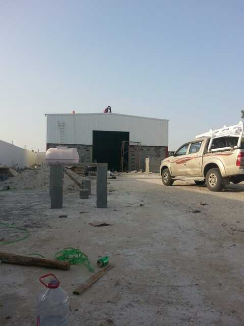 خدمات تركيب أسقف الهناجر باستخدام ألواح الساندوتش بانل المعزولة والشينكو. نوفر حلول عزل حراري ومائي متكاملة للمصانع والمستودعات بالخبر والدمام، مما يساعد في الحفاظ على درجة الحرارة الداخلية وحماية البضائع من الرطوبة والحرارة العالية.