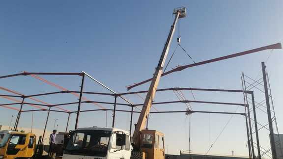 متخصصون في توريد وتركيب الهياكل الحديدية للهناجر والمستودعات في الدمام والمنطقة الشرقية. نقوم بتنفيذ القواعد وتثبيت الأعمدة الحديدية بدقة هندسية عالية لضمان أقصى درجات الأمان والتحمل للمنشآت الصناعية والتجارية.