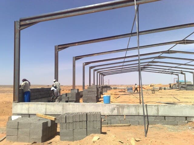 متخصصون في توريد وتركيب الهياكل الحديدية للهناجر والمستودعات في الدمام والمنطقة الشرقية. نقوم بتنفيذ القواعد وتثبيت الأعمدة الحديدية بدقة هندسية عالية لضمان أقصى درجات الأمان والتحمل للمنشآت الصناعية والتجارية.