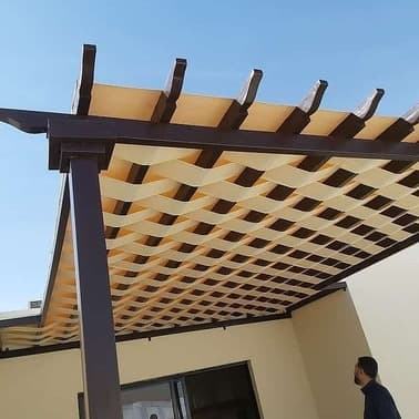 تنفيذ مظلات سيارات حديثة بتصاميم مبتكرة ومواد عالية الجودة تتحمل حرارة الصيف العالية. نوفر أيضاً حلولاً لمظلات المداخل والممرات (شينكو أو قماش) لضمان حماية سيارتك ومنزلك بأفضل الأسعار وبسرعة في التنفيذ.