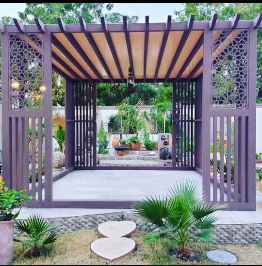 تنفيذ وتصميم برجولات حديد مودرن مع قص ليزر (CNC) لإضافة لمسة فنية فريدة لحديقة منزلك. نجمع بين قوة الحديد وجمال التصميم العصري لتوفير مساحات ظل مريحة وراقية للمجالس الخارجية في الدمام والخبر.
