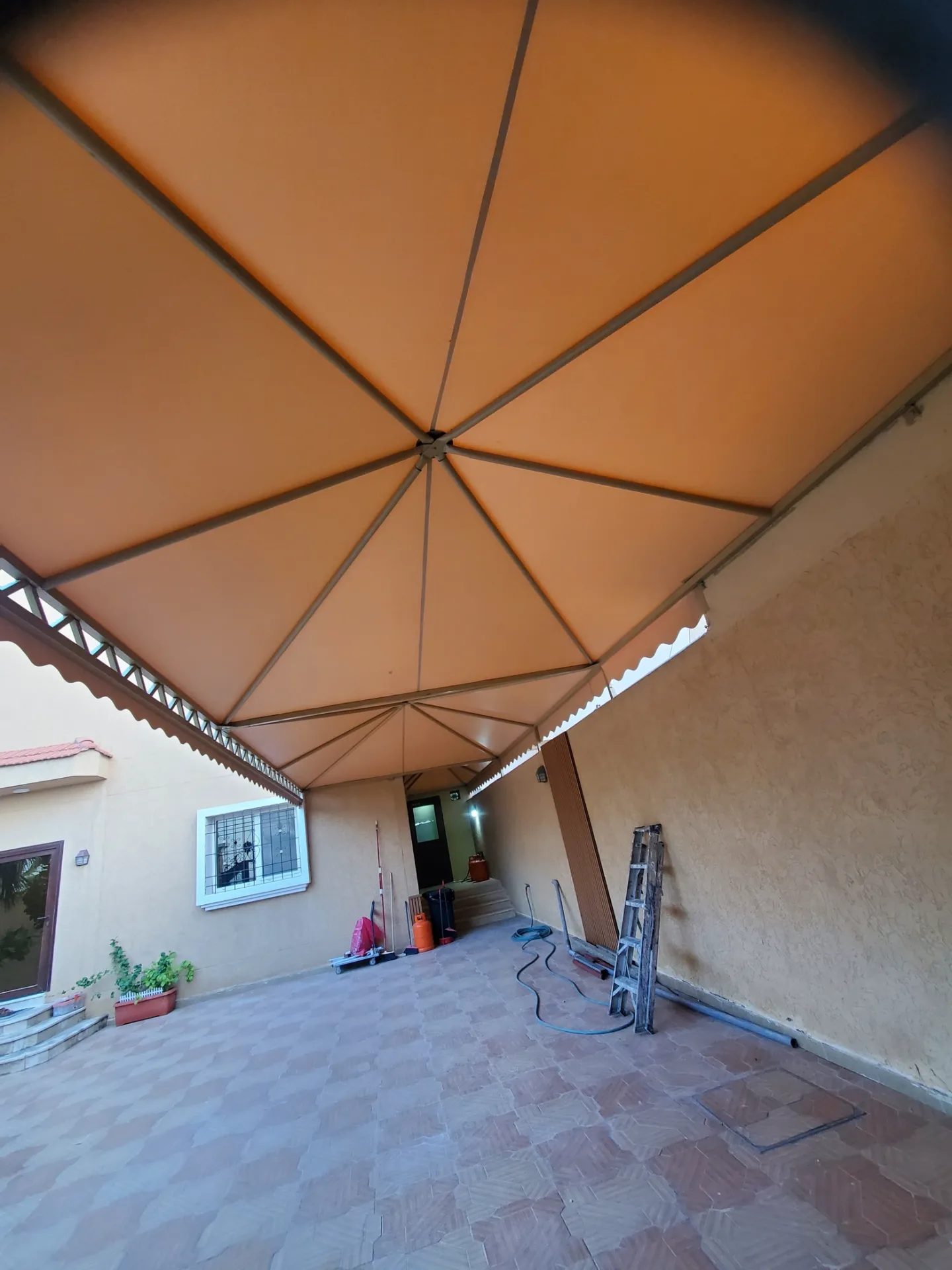 تنفيذ وتركيب مظلات سيارات قماشية (PVC) في الدمام بتصاميم متنوعة (هرمي، مقوس، كابولي). توفر حماية قصوى من أشعة الشمس والأشعة فوق البنفسجية، مع ضمان المتانة ومقاومة الرياح القوية في المنطقة الشرقية.