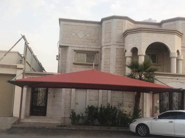 تركيب مظلات سيارات مودرن تجمع بين الحديد وقص الليزر (CNC) والقماش الفاخر. تصميم عصري يضيف لمسة جمالية لواجهة الفلل في الخبر والدمام، مع توفير عزل حراري وحماية متميزة للمركبات.