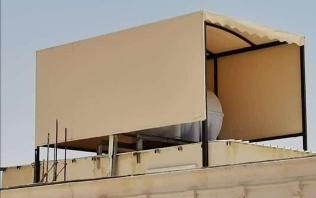 تنفيذ مظلات حماية لخزانات المياه العلوية لتقليل تأثير حرارة الشمس المباشرة على المياه. نستخدم هياكل حديدية متينة مع تغطية قماشية مقاومة للحرارة لضمان بقاء المياه بدرجة حرارة معتدلة خلال فصل الصيف.