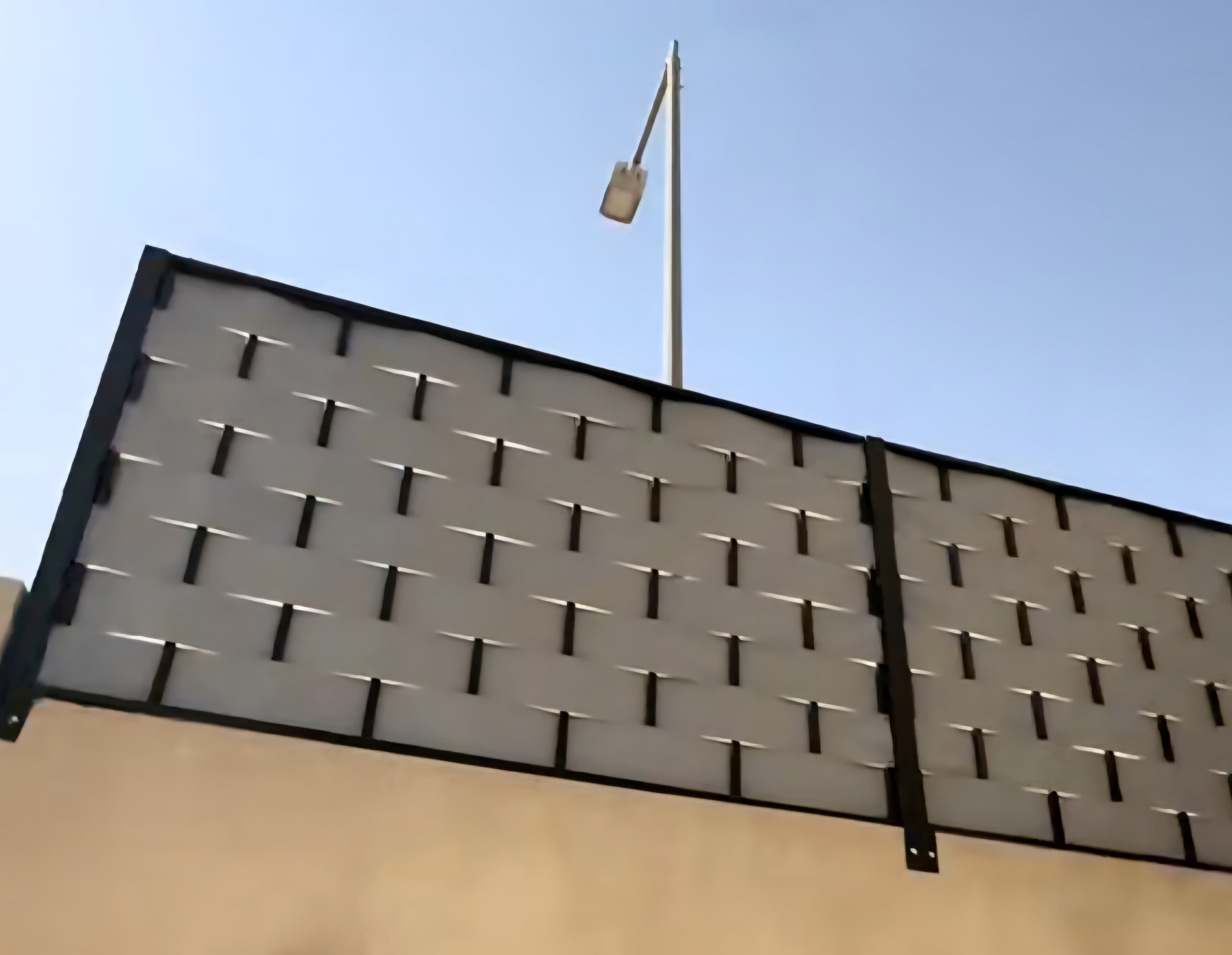 تركيب سواتر حديد شرائح ومجدول بالدمام لتوفير الخصوصية التامة والحماية لأسوار الفلل والقصور.