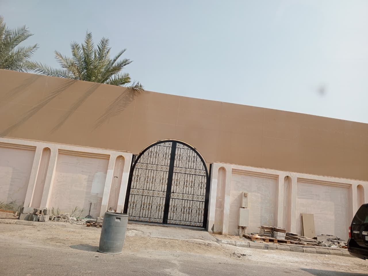 أفضل مقاول حدادة لتنفيذ سواتر الجدران والأسوار المعدنية التي تجمع بين المتانة والشكل الجمالي.