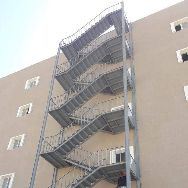 تنفيذ وتركيب سلالم طوارئ حديد خارجية للمباني السكنية والتجارية في الدمام لضمان أعلى مستويات الأمان.