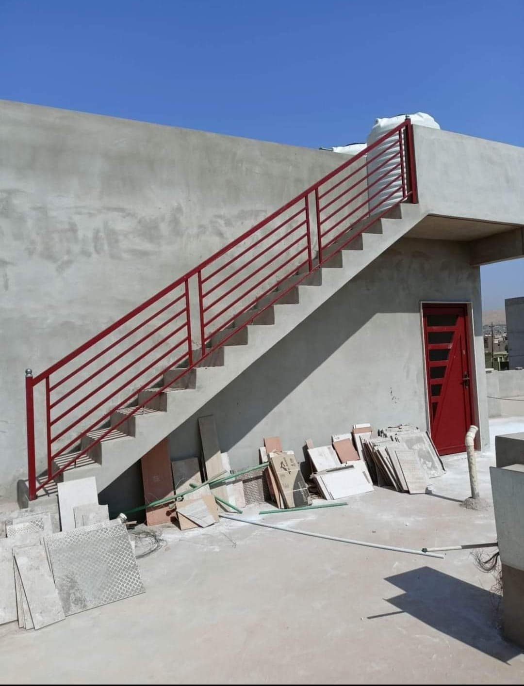 حداد في الدمام لتصنيع السلالم المعدنية والدرابزينات الحديدية بجودة عالية وتشطيب احترافي.