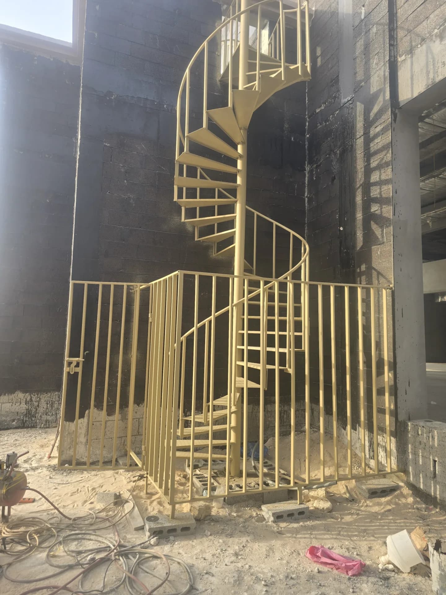 تصميم وتفصيل سلالم حديد حلزونية داخلية وخارجية بأشكال عصرية تناسب جميع المساحات في الخبر والقطيف.