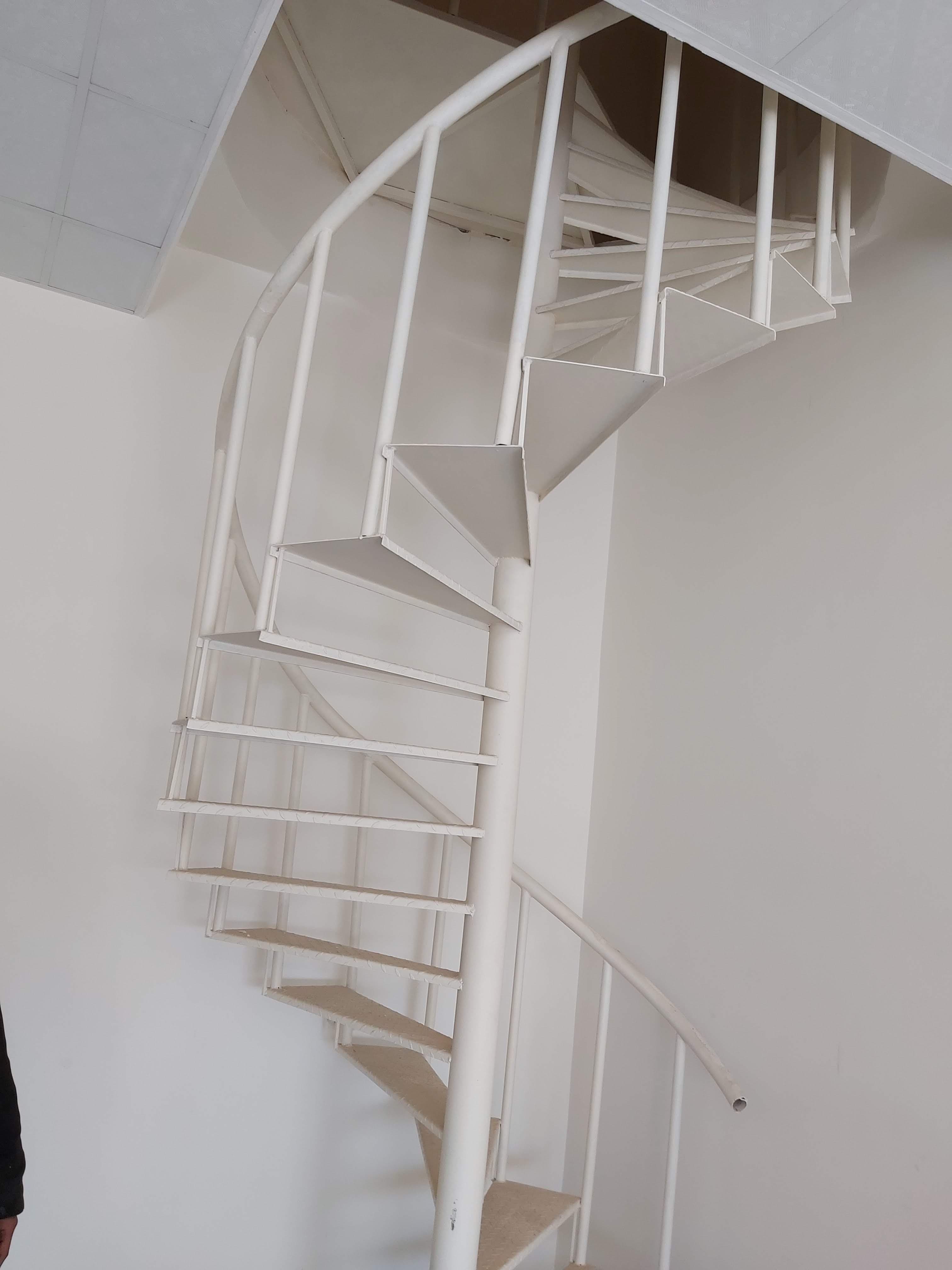 تصميم وتفصيل سلالم حديد حلزونية داخلية وخارجية بأشكال عصرية تناسب جميع المساحات في الخبر والقطيف.